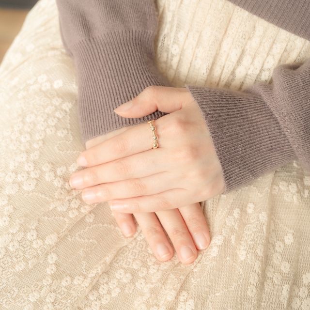 女性の手とアクセサリー