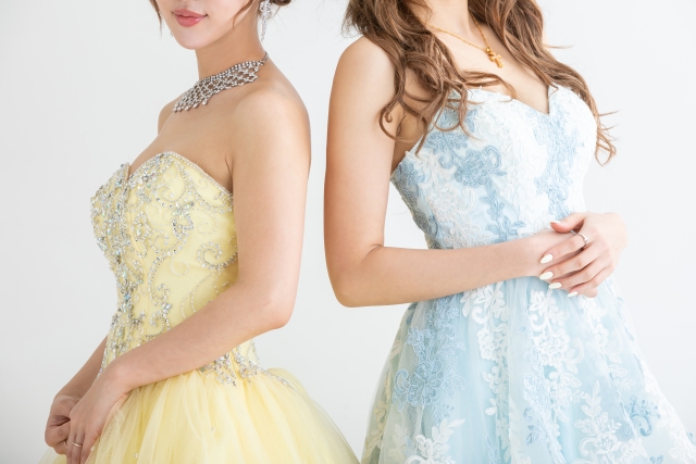 女性とアクセサリー