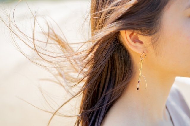 女性とアクセサリー