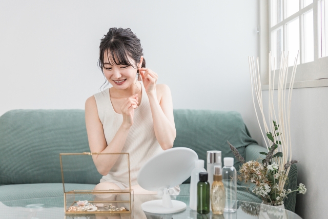 女性とアクセサリー